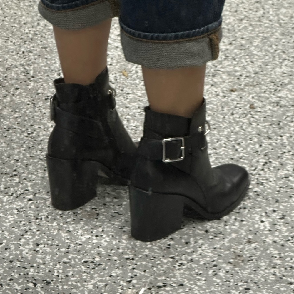 Balenciaga Stylish Black Ankle Boots for Women 38 - Picture 3 of 11